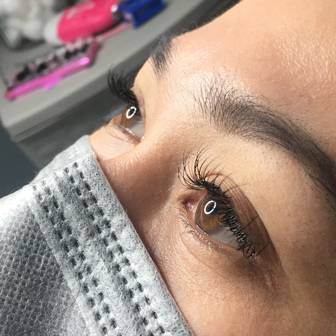 Lash extensions tailored to eye shape
